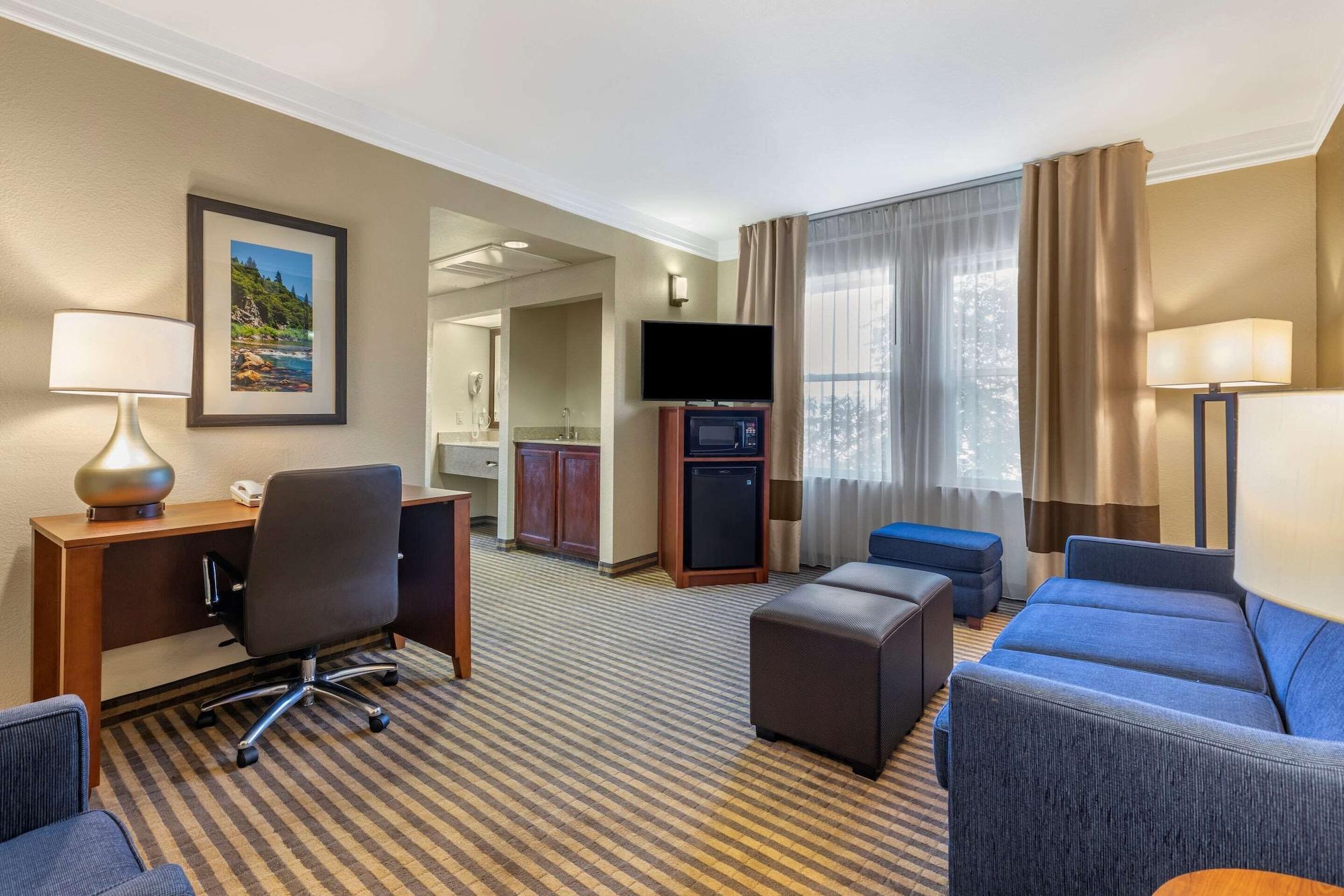 Comfort Suites Visalia - Convention Center Exteriér fotografie