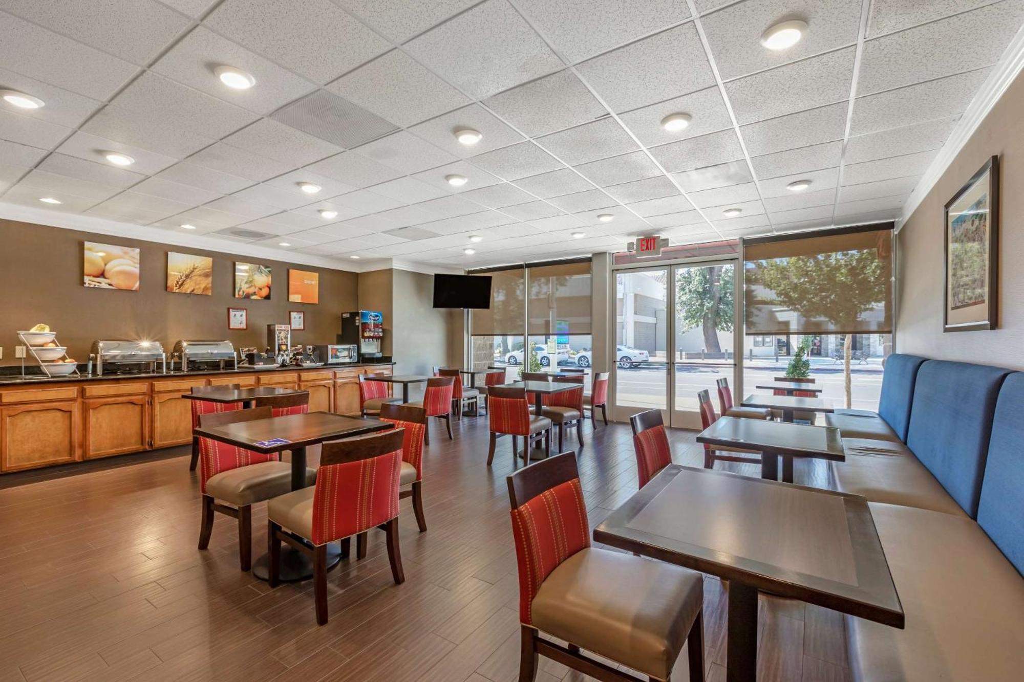 Comfort Suites Visalia - Convention Center Exteriér fotografie
